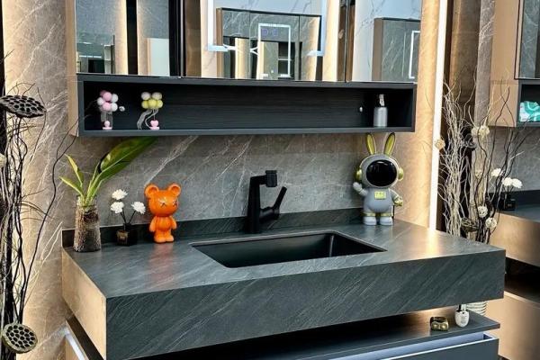 风水卫生间对着入户门挂什么好镜子