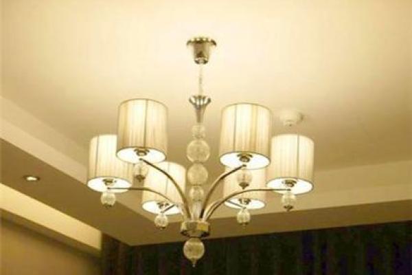 客厅装什么灯风水好