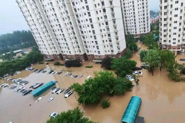 外面高里遍低的房子风水