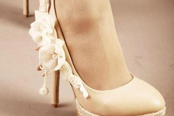 十二星座最适合穿的裤子女生