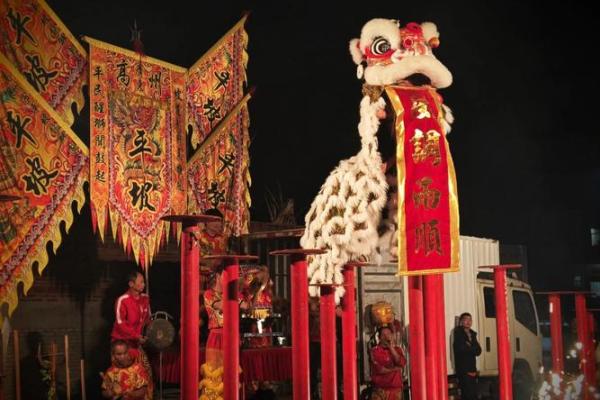 广州风水_广州一市民家门口摆风水祭祀品 广州风水_广州一市民家门口摆风水祭祀品