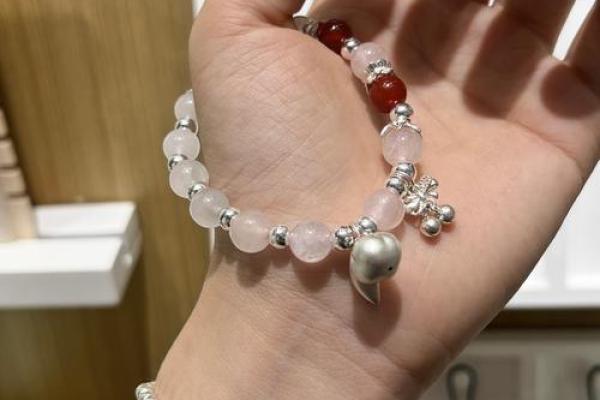 八字水多的女性适合佩戴哪些首饰呢 八字水多的女性适合佩戴哪些首饰呢