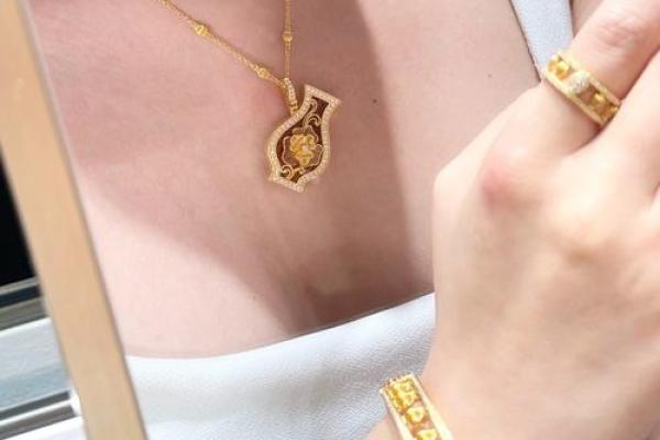 八字水多的女性适合佩戴哪些首饰呢 八字水多的女性适合佩戴哪些首饰呢