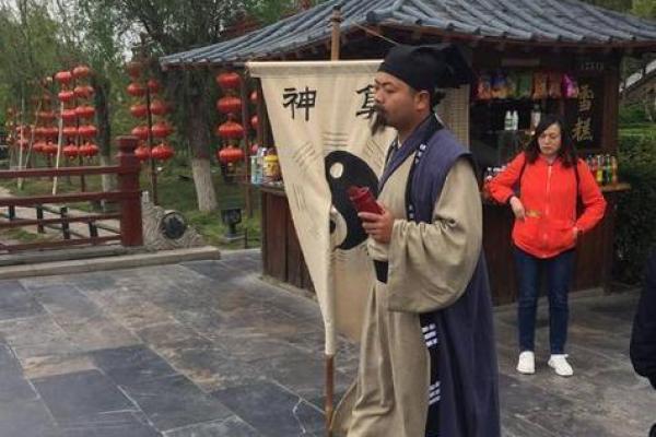 河南俩算命先生为争地盘吵架,围观者感叹可以算别人不能算自己? 河南俩算命先生为争地盘吵架,围观者感叹可以算别人不能算自己?