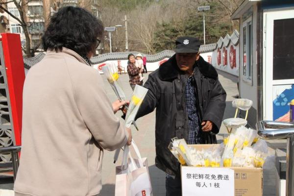 风水祭拜父母要哪些供品纸钱蜡烛祈求平安 风水祭拜父母要哪些供品纸钱蜡烛祈求平安