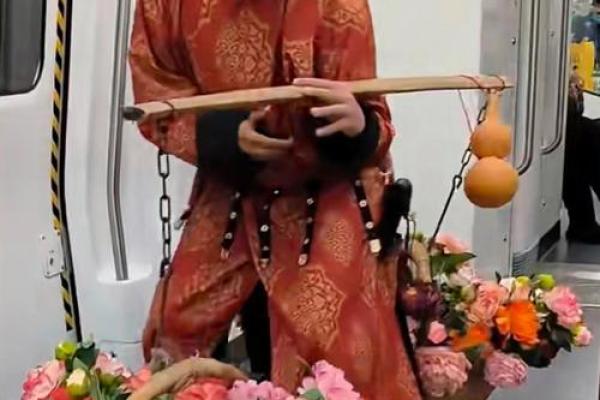 大师摸骨算命搞笑视频 大师摸骨算命搞笑视频