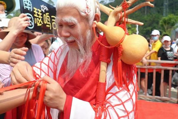 民间姻缘法术月老红绳 月老红绳绑在左脚还是右脚？