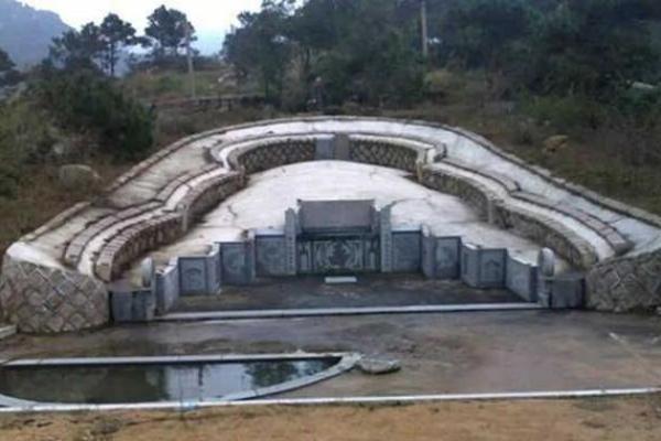 坟墓风水正前方不可以有什么？