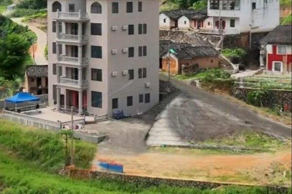 修路旁边的房子风水