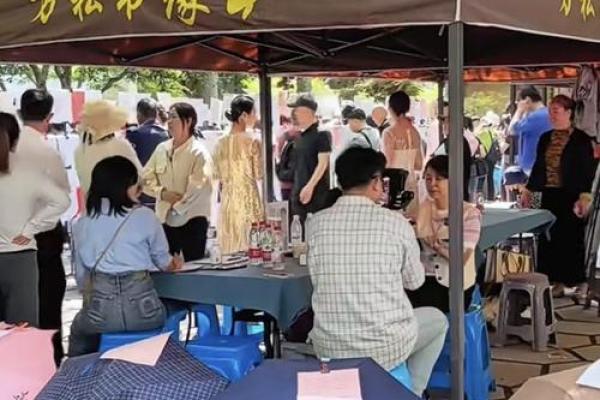 夫人又去摆摊算命