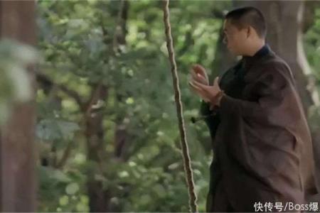 四川算命先生被当街捅死，凶手被捕后大怒：他算得太准，害我10年