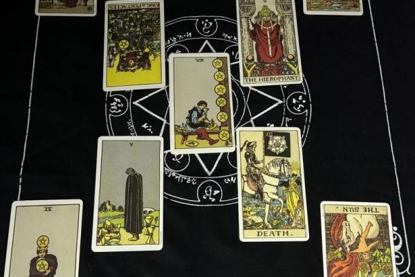 算命还是宽心？她们选择在凌晨玩线上塔罗：抖音话题“塔罗测试”累计播放量已达22.8亿次