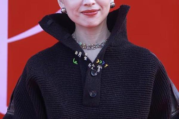 天生倒八字眉，眼角还下垂，这是小鱼干享之不尽的大富贵之相啊