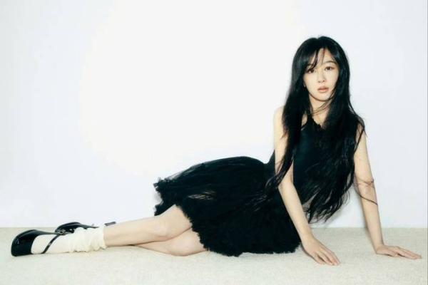 杨紫突破自我尝试新风格，把头发扎成“窜天猴”，八字眉瞬间黑化