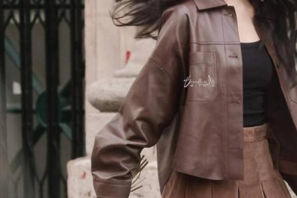 杨紫突破自我尝试新风格，把头发扎成“窜天猴”，八字眉瞬间黑化