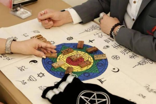 一个账号算命一个账号助攻 女子充“大师”骗了朋友近5万