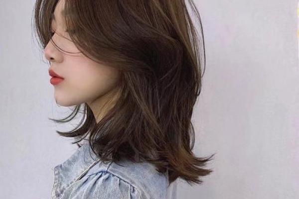 八字刘海锁骨发